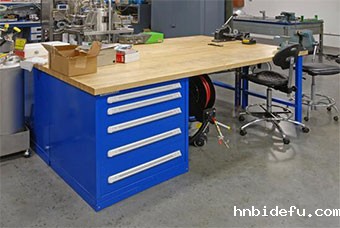 JJB竞技宝柜业帮助中国重汽动力公司设计钳工工作台
